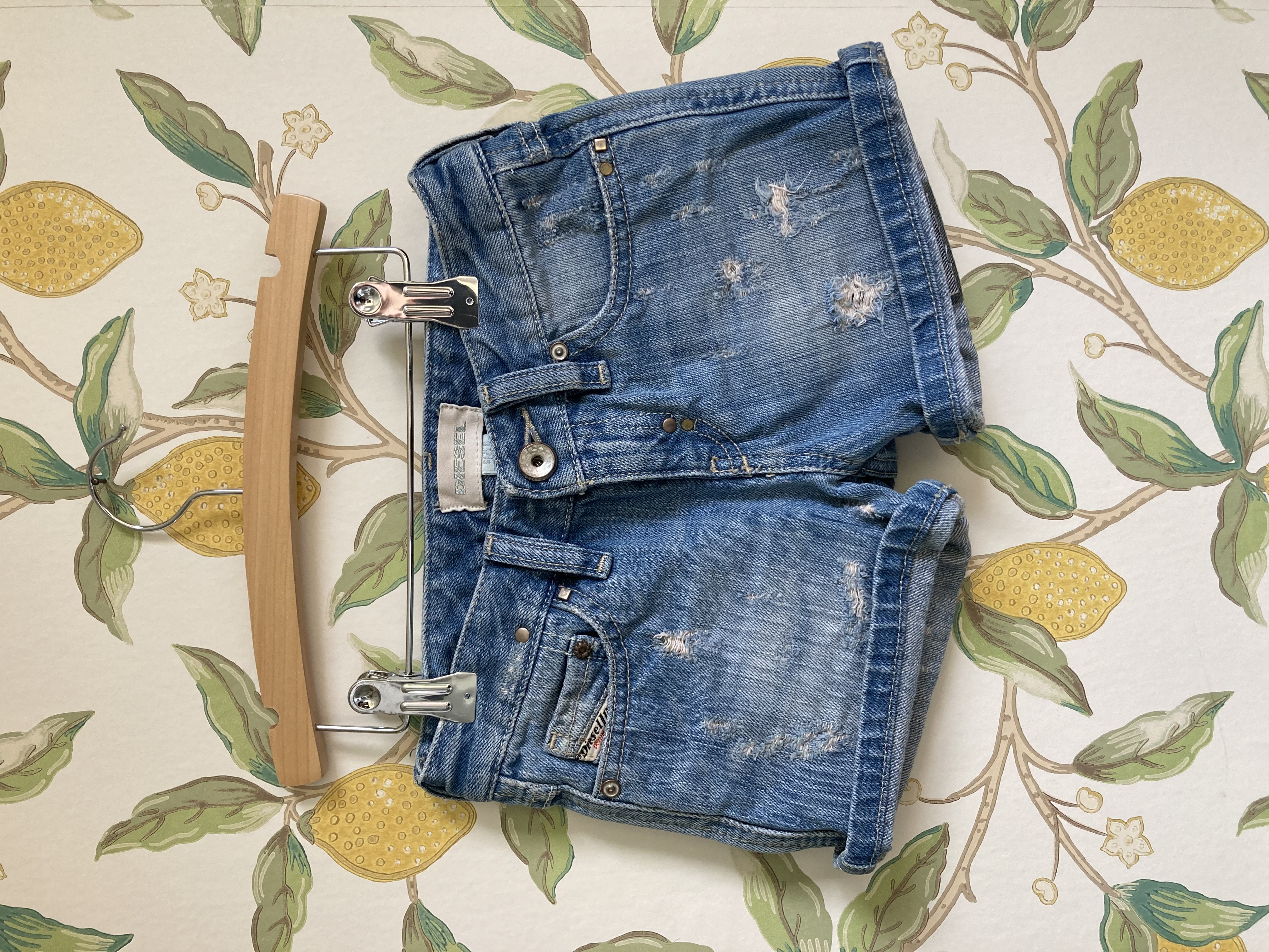Kort spijkerbroekje • Tweedehands korte broek van merk Diesel in maat 116 •  Tweedehands Kinderkleding • Restory