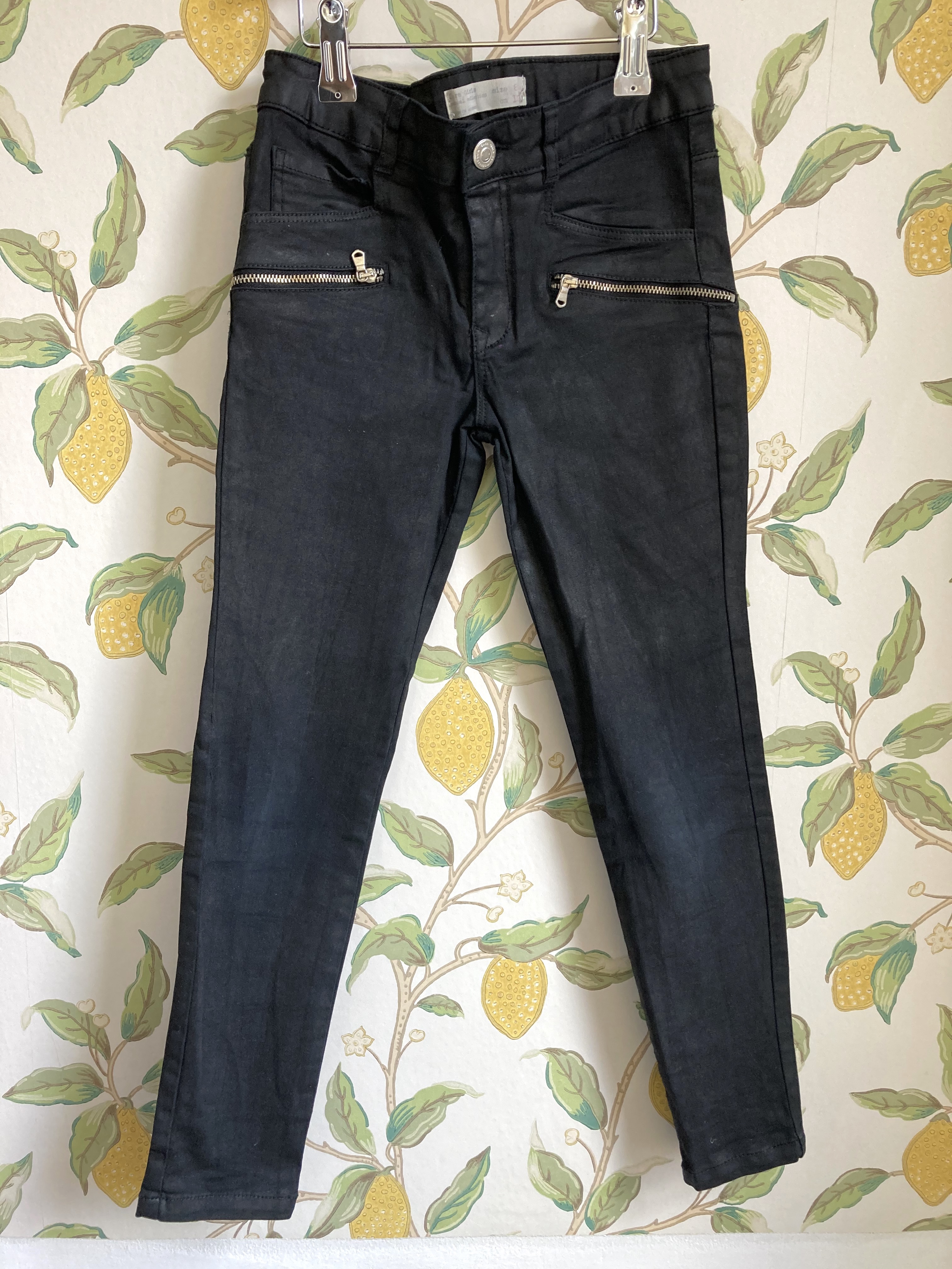 Skinny zwarte broek • Tweedehands lange broek van Zara in maat 128 •  Tweedehands Kinderkleding • Restory