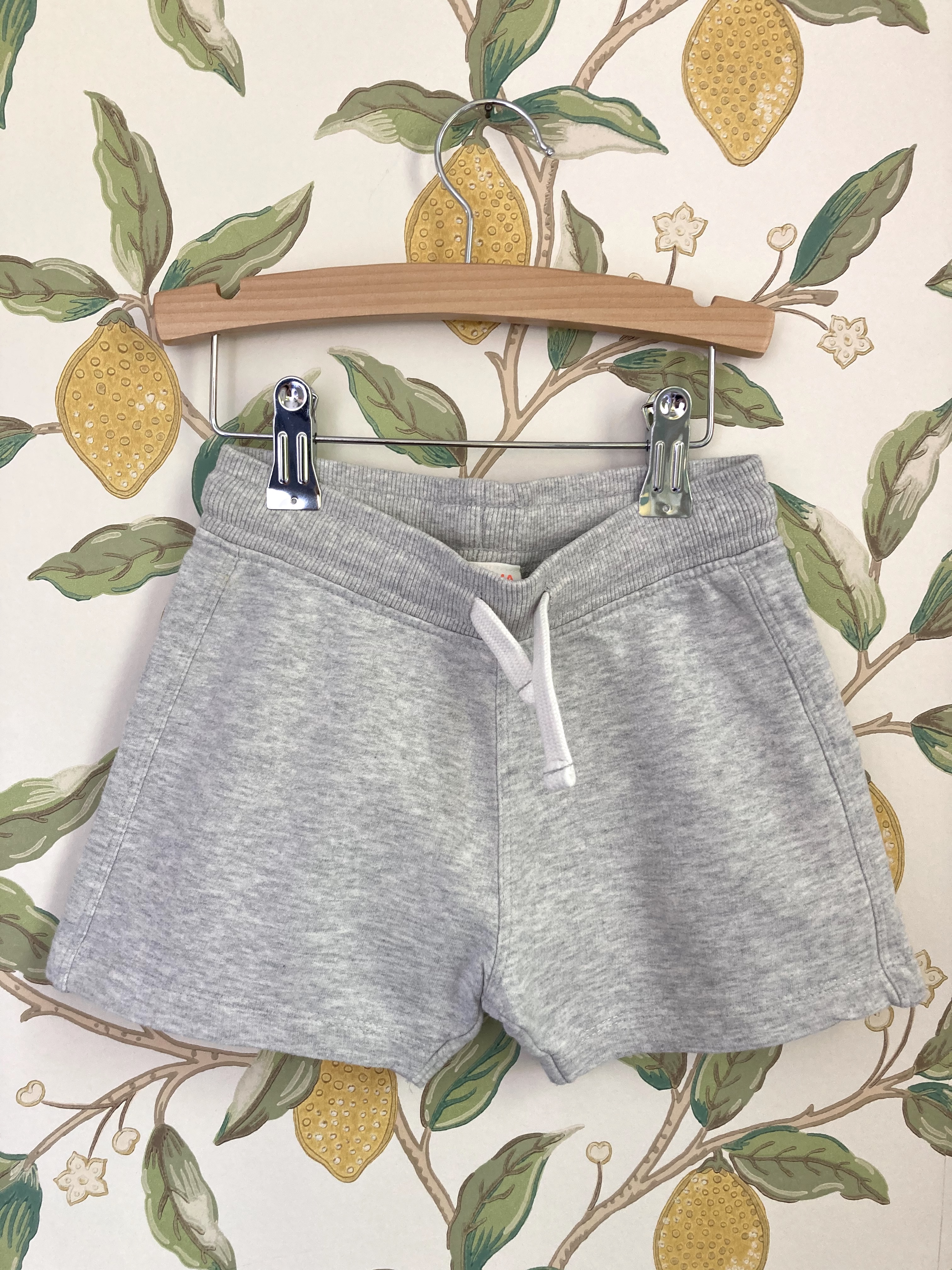 Grijze korte broek • Tweedehands korte broek van merk Hema in maat 98 •  Tweedehands Kinderkleding • Restory