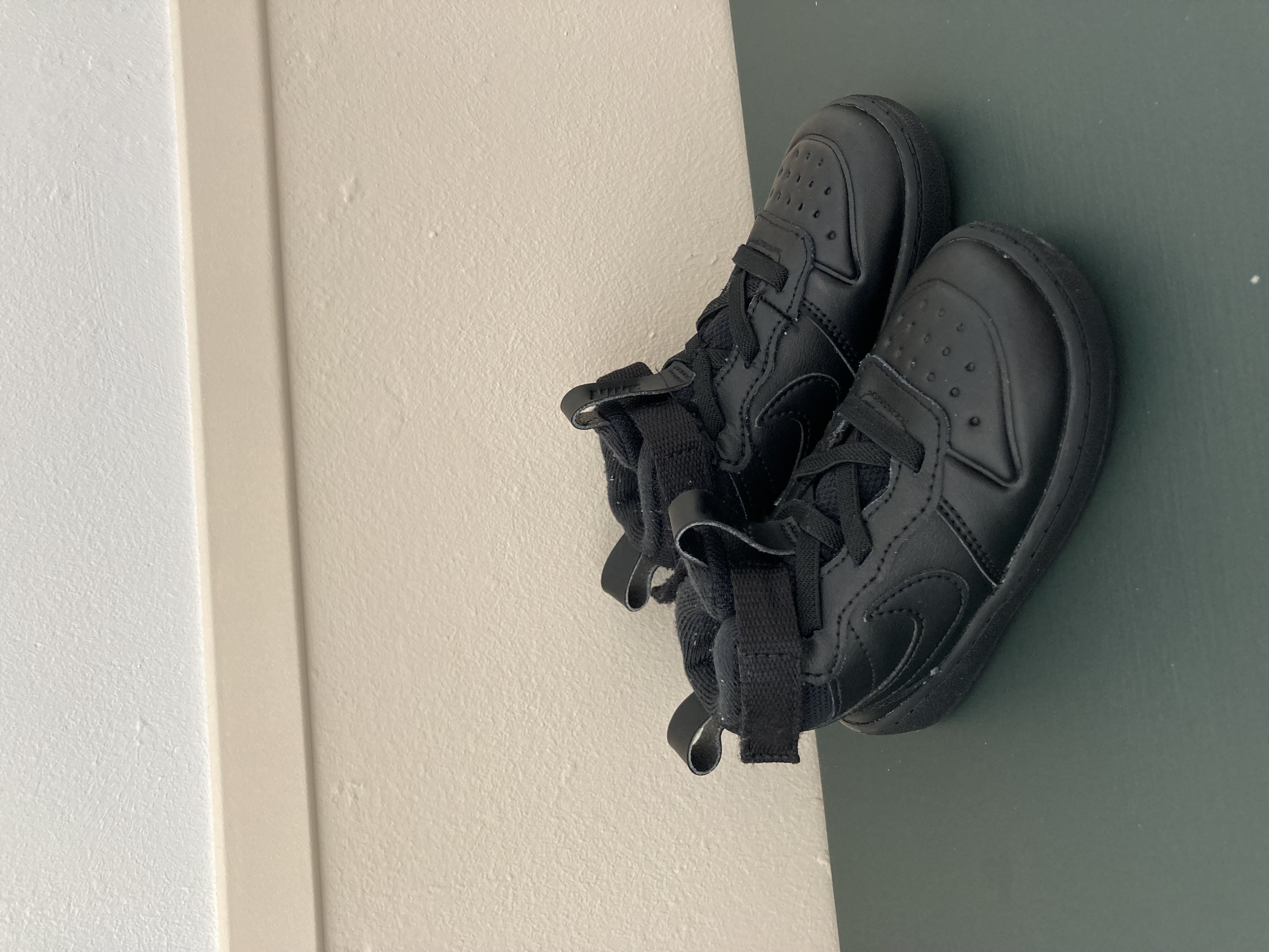 Zwarte Nikes (23.5) • Tweedehands schoenen van merk Nike in maat 23 •  Tweedehands Kinderkleding • Restory