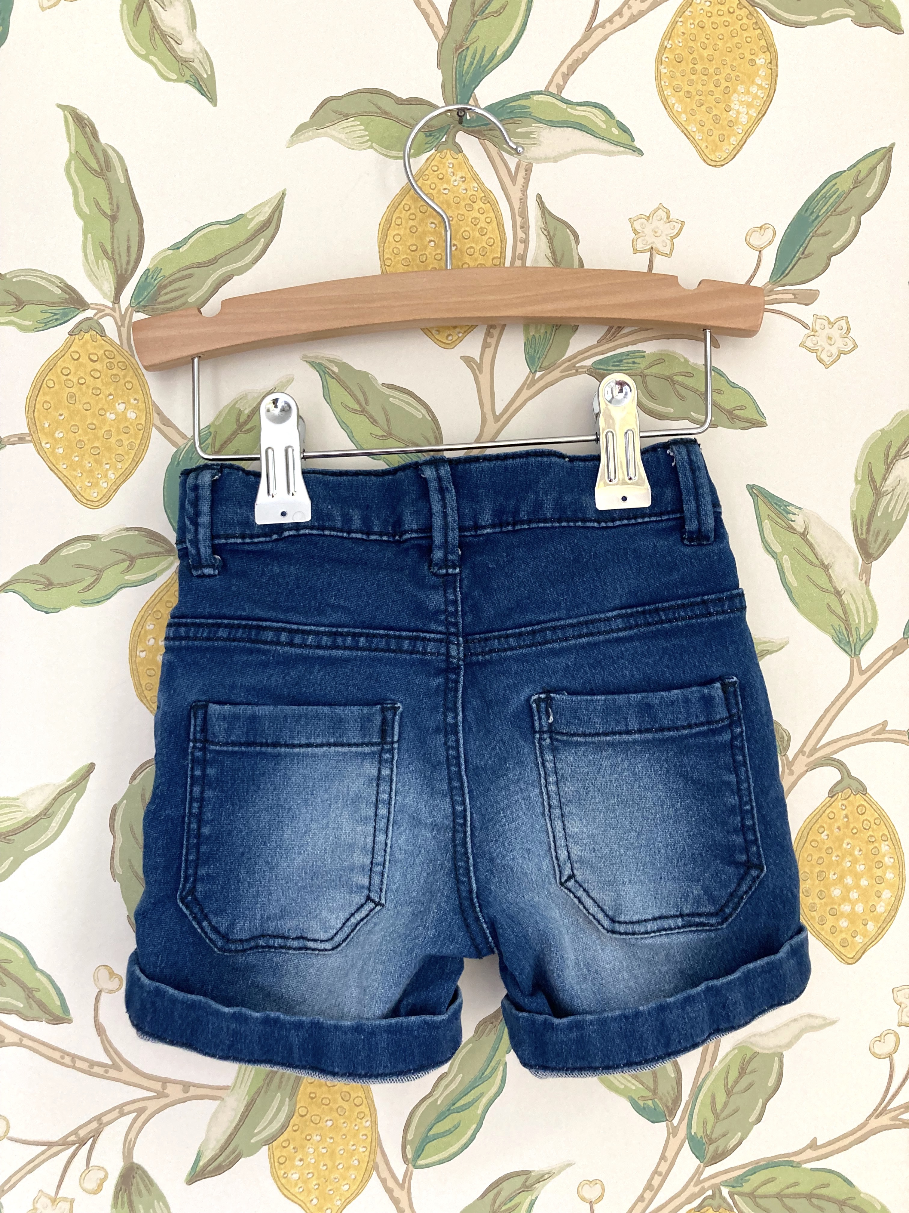 Korte spijkerbroek • Tweedehands korte broek van merk Hema in maat 86 •  Tweedehands Kinderkleding • Restory