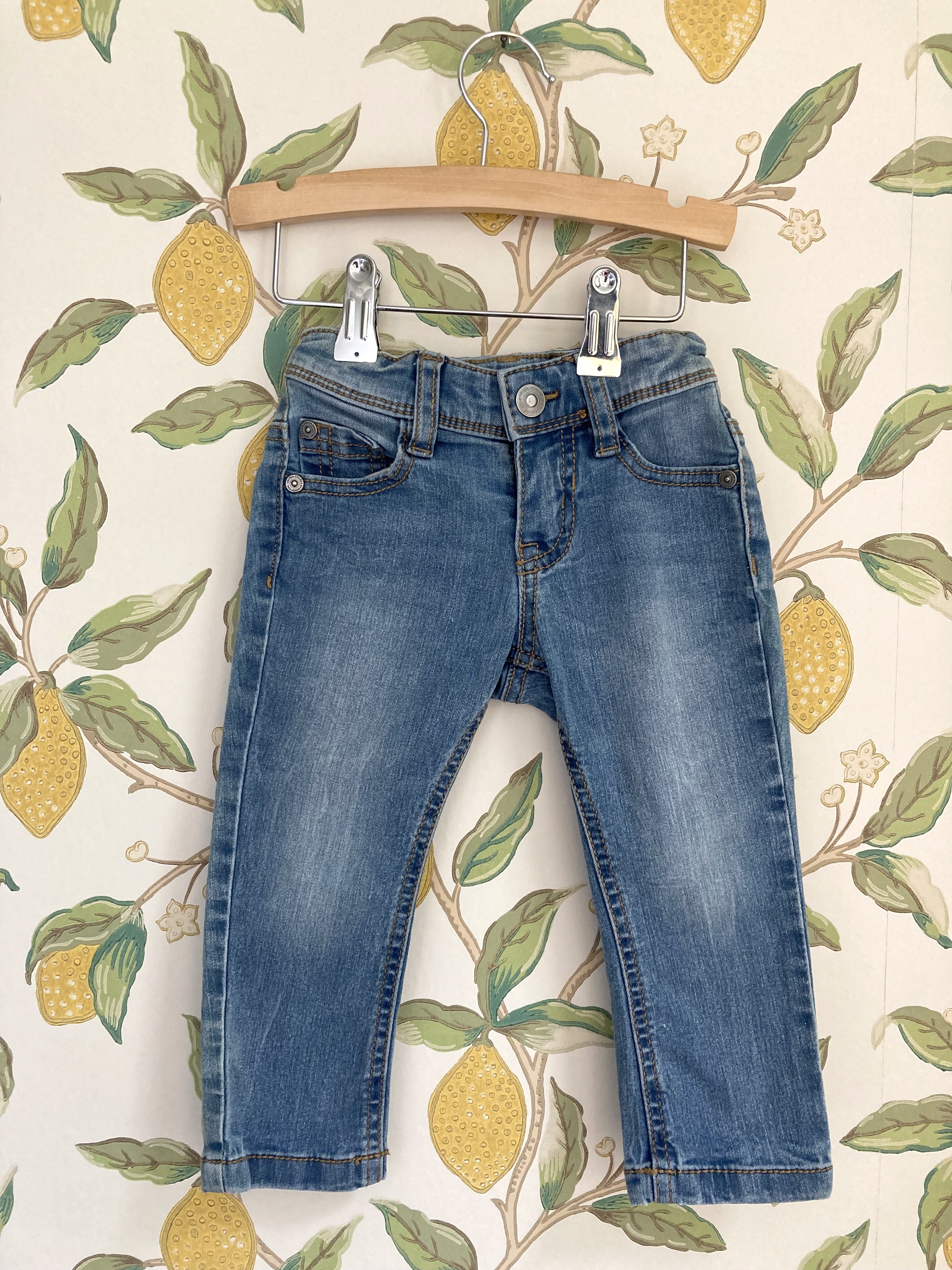 Spijkerbroek • Tweedehands jeans van United Colors of Benetton in maat 80 •  Tweedehands Kinderkleding • Restory
